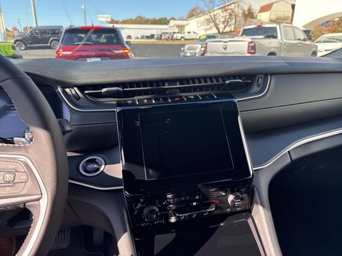 New 2025 Jeep Grand Cherokee Altitude image 34