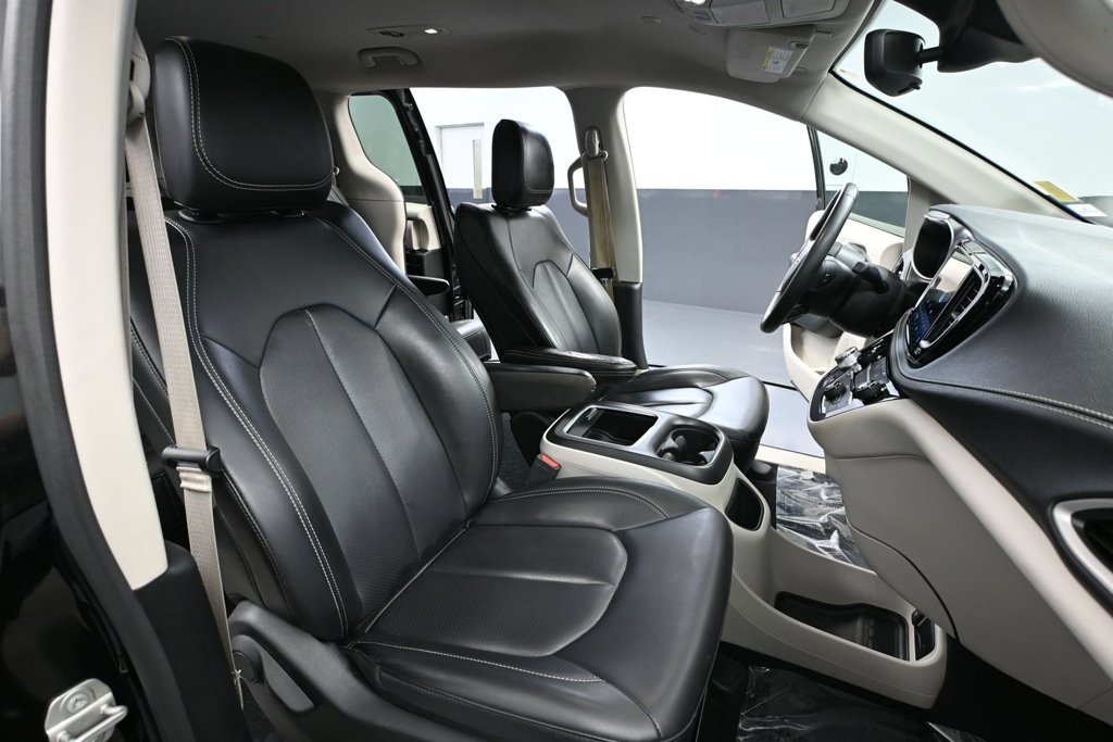 Used 2023 Chrysler Pacifica Touring-L AWD/4WD image 38