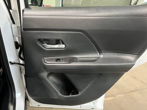 Used 2025 Nissan Kicks SV AWD/4WD image 13
