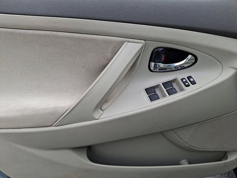 Used 2011 Toyota Camry LE image 12