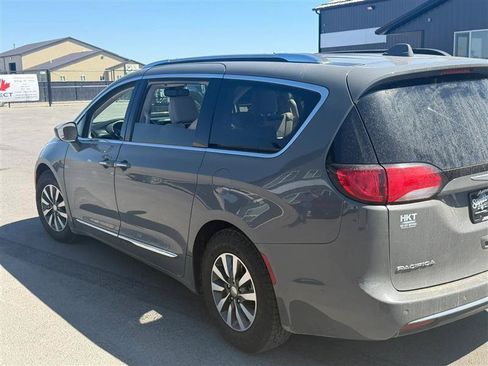 Used 2020 Chrysler Pacifica Touring-L Plus FWD image 3