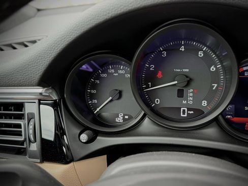 Used 2025 Porsche Macan image 25