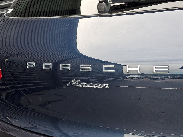 Certified 2018 Porsche Macan AWD/4WD image 33