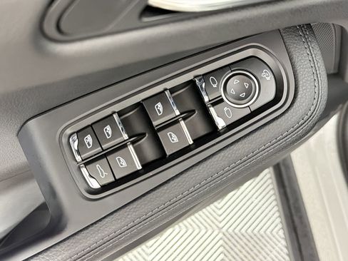 Certified 2026 Porsche Macan AWD/4WD image 13