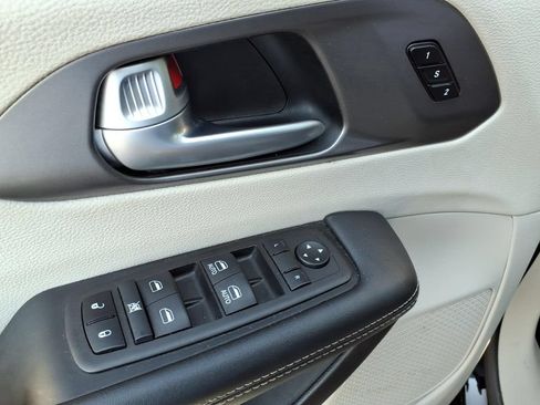 Used 2024 Chrysler Pacifica Touring-L FWD image 27