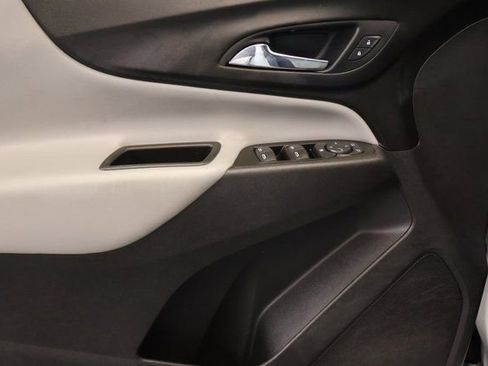 Used 2021 Chevrolet Equinox LS w/ LS Convenience Package image 9