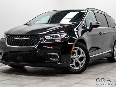 Used 2023 Chrysler Pacifica Limited image 1