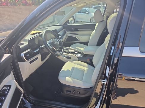 Used 2025 Kia Telluride S FWD image 4