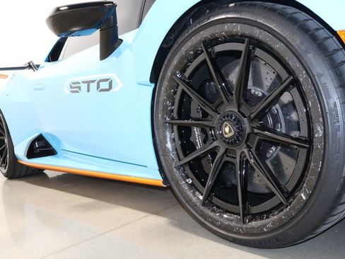 Used 2021 Lamborghini Huracan STO image 15