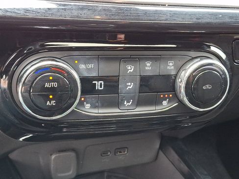 Used 2025 Chevrolet Trax RS w/ Sunroof Package FWD image 17