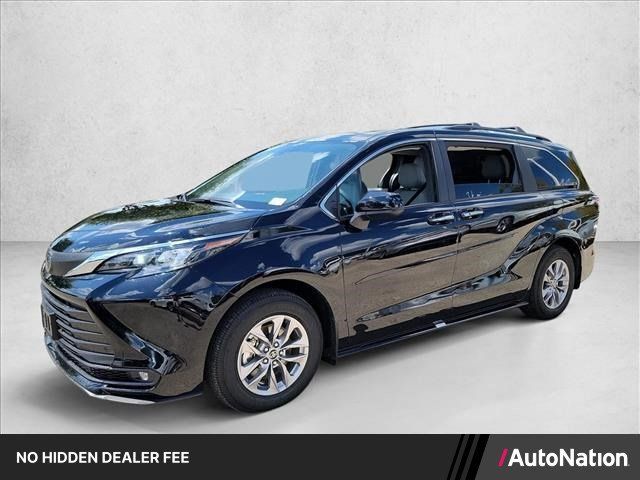 Used 2026 Toyota Sienna XLE FWD image 1