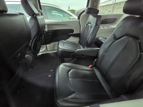 Used 2023 Chrysler Pacifica Touring-L FWD image 10