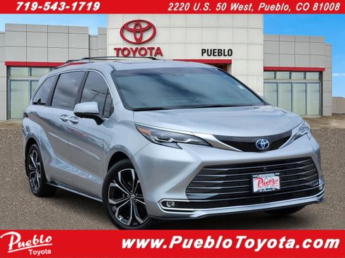Used 2025 Toyota Sienna Platinum FWD image 1