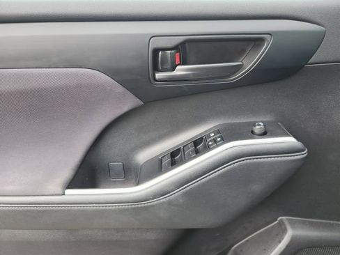 Used 2024 Toyota Highlander LE image 21