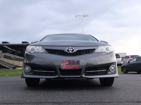 Used 2014 Toyota Camry SE w/ Leather Package FWD image 5