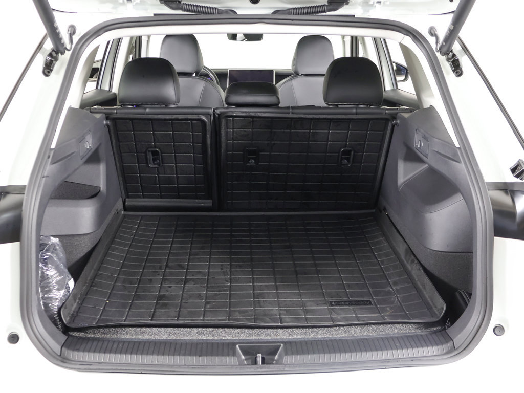 Used 2025 Volkswagen Tiguan SE w/ Panoramic Sunroof Package AWD/4WD image 19