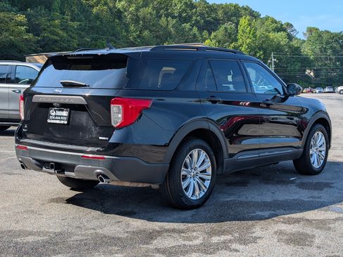 Used 2022 Ford Explorer XLT w/ Equipment Group 202A AWD/4WD image 9