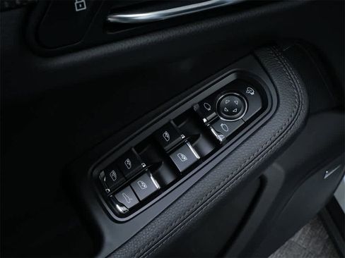 Used 2025 Porsche Macan image 19