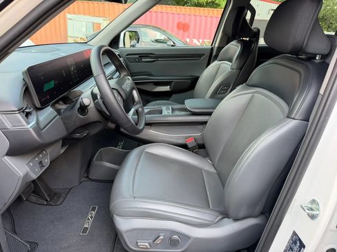 Used 2024 Kia EV9 Light Long Range RWD image 15