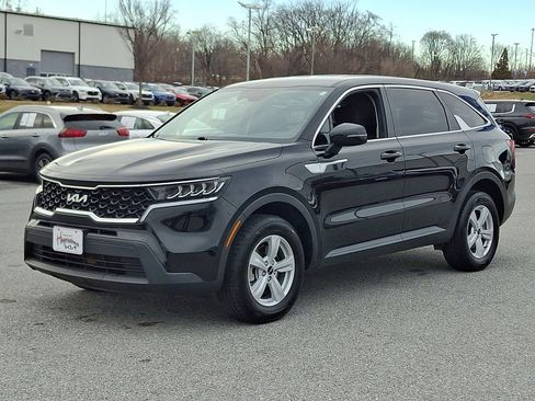 Used 2023 Kia Sorento LX image 3