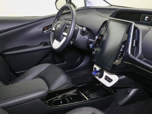 Used 2017 Toyota Prius Prime Premium image 18