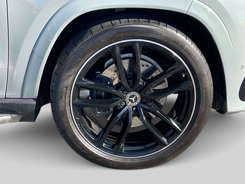 Used 2024 Mercedes-Benz GLS 580 4MATIC image 9