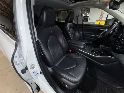 Used 2022 Toyota Highlander XLE AWD/4WD image 16