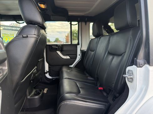 Used 2017 Jeep Wrangler Unlimited Sahara w/ Dual Top Group AWD/4WD image 14