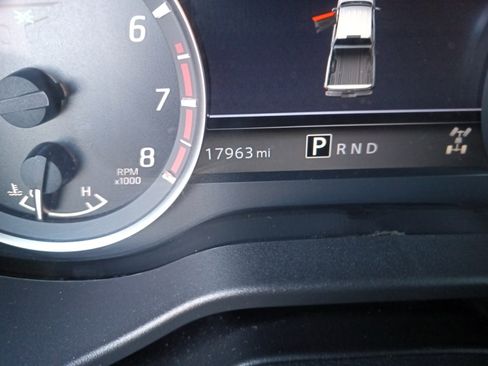 Used 2023 Nissan Titan SV w/ SV Convenience Package image 2