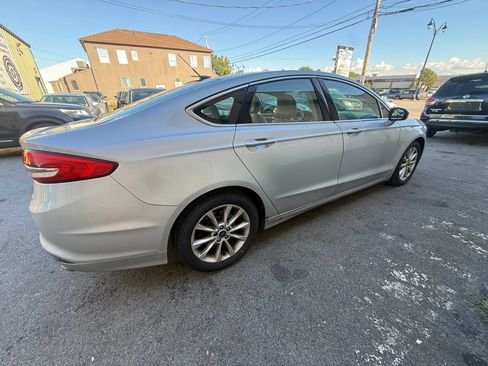 Used 2017 Ford Fusion SE FWD image 5