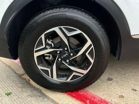 Used 2025 Kia Sportage LX image 9