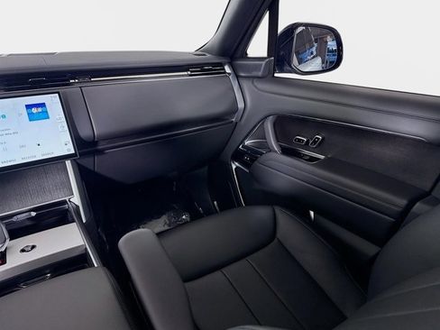 Certified 2025 Land Rover Range Rover SE image 26