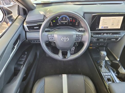 Used 2025 Toyota Camry SE image 11