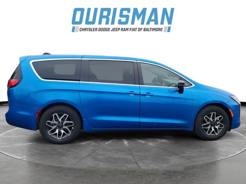 New 2027 Chrysler Pacifica Limited FWD image 7