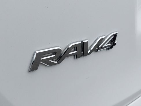 Used 2018 Toyota RAV4 XLE image 27