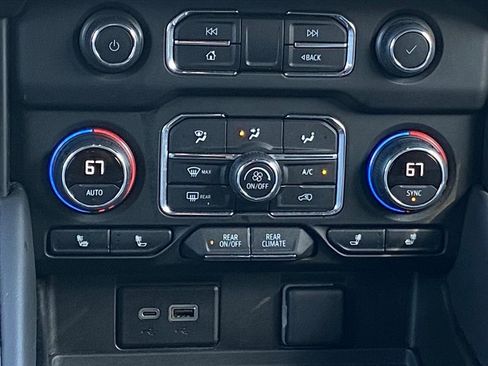 Used 2024 Chevrolet Suburban LT image 9