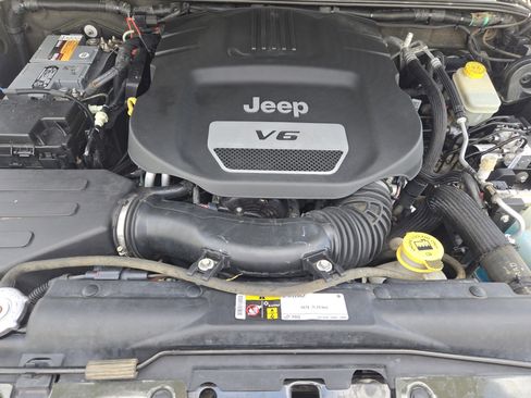 Used 2015 Jeep Wrangler Unlimited Sahara w/ Connectivity Group AWD/4WD image 29