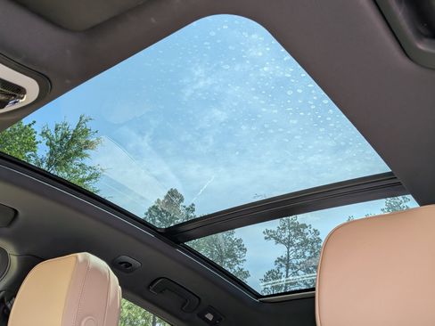 Certified 2024 Porsche Macan AWD/4WD image 19