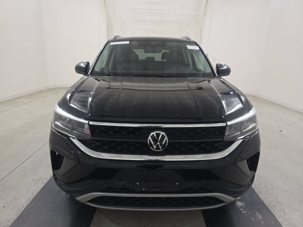 Used 2023 Volkswagen Taos SE w/ Panoramic Sunroof Package FWD image 7