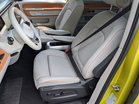 Used 2025 Volkswagen ID. Buzz Pro S Plus RWD image 17