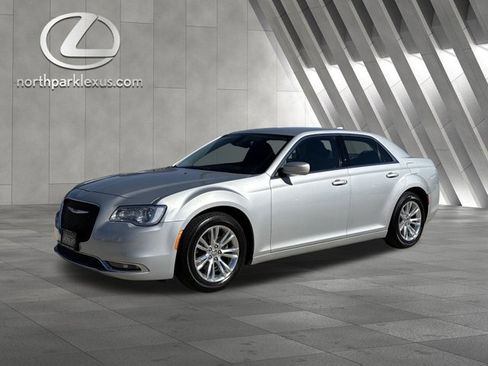 Used 2019 Chrysler 300 Touring w/ Driver Convenience Group image 3