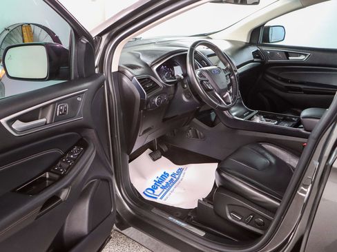 Used 2019 Ford Edge Titanium image 3