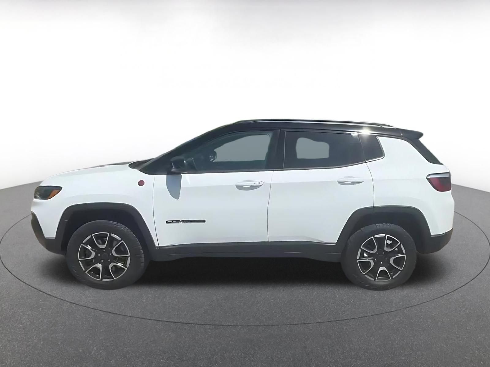 Used 2025 Jeep Compass Trailhawk AWD/4WD image 7