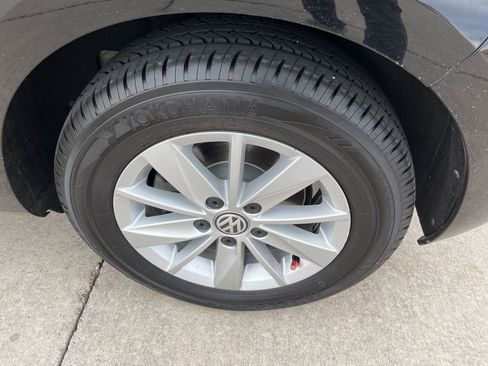 Used 2016 Volkswagen Golf S image 21