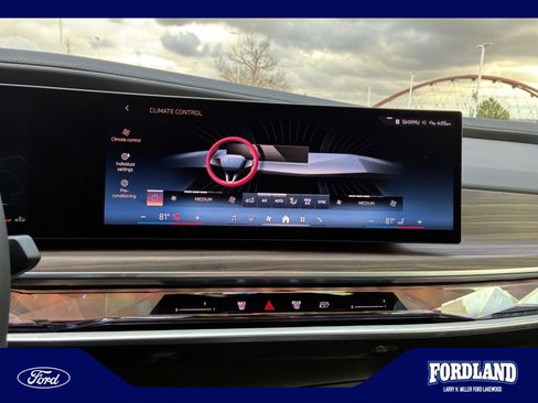 Used 2025 BMW 760i xDrive w/ Premium Package AWD/4WD image 12