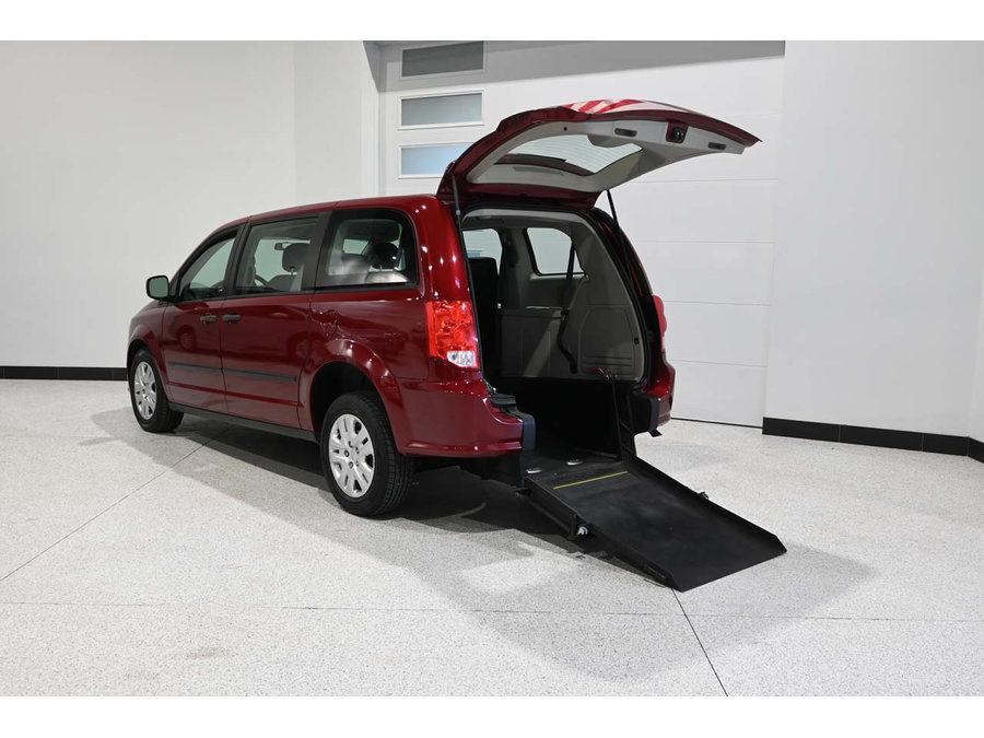 Used 2015 Dodge Grand Caravan American Value Package FWD image 2