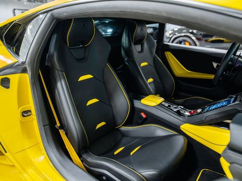 Used 2021 Lamborghini Huracan EVO RWD image 12