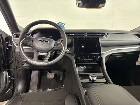 New 2025 Jeep Grand Cherokee Altitude image 29