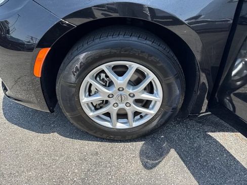 Used 2025 Chrysler Pacifica Select FWD image 25