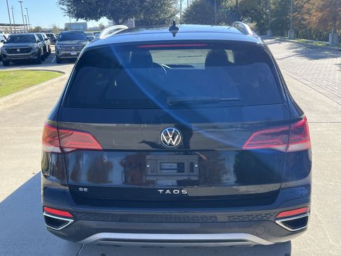 Certified 2024 Volkswagen Taos SE w/ Black Wheel Package image 9